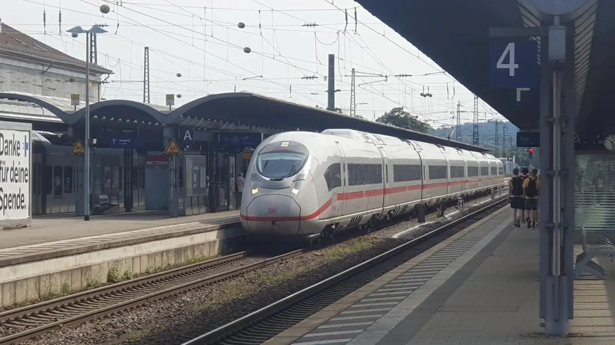 Bahnstrecke mit Signalen und Fahrleitung