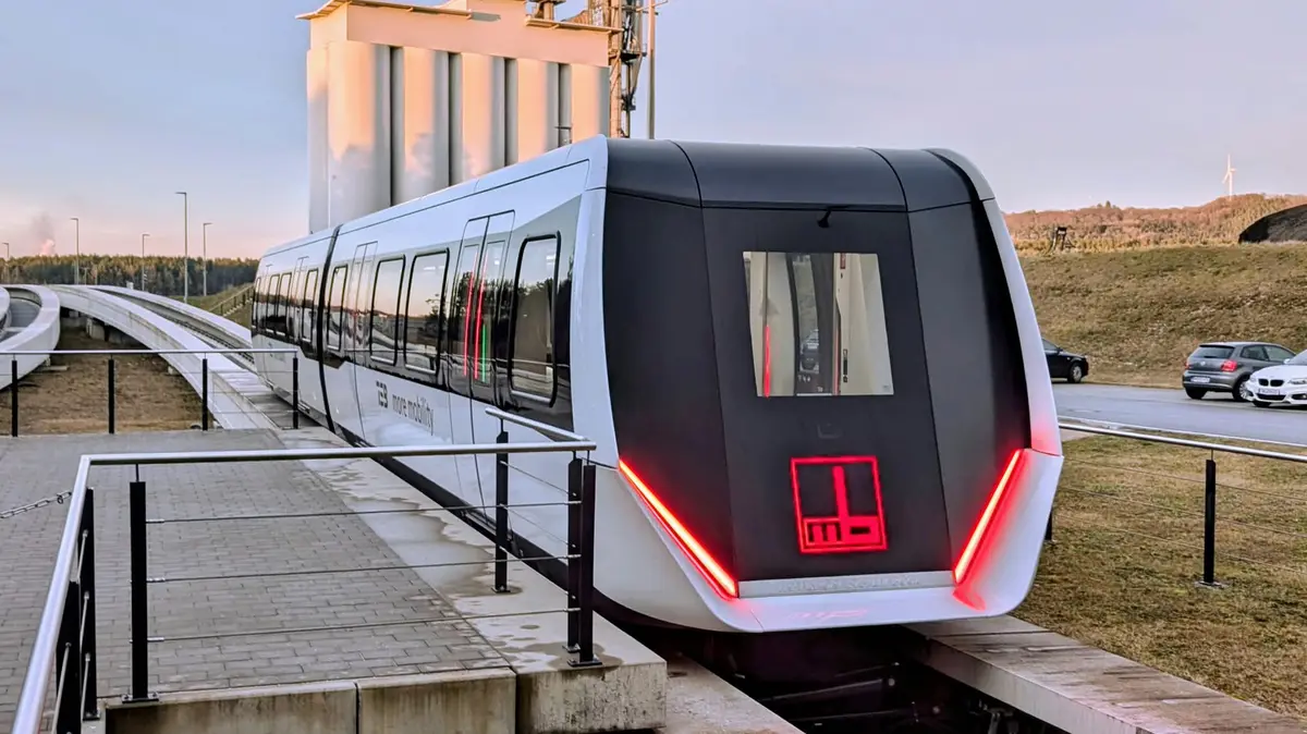Magnetschwebebahn auf ihrem Fahrweg, ein spurgebundenes System ohne Rad-Schiene-Kontakt