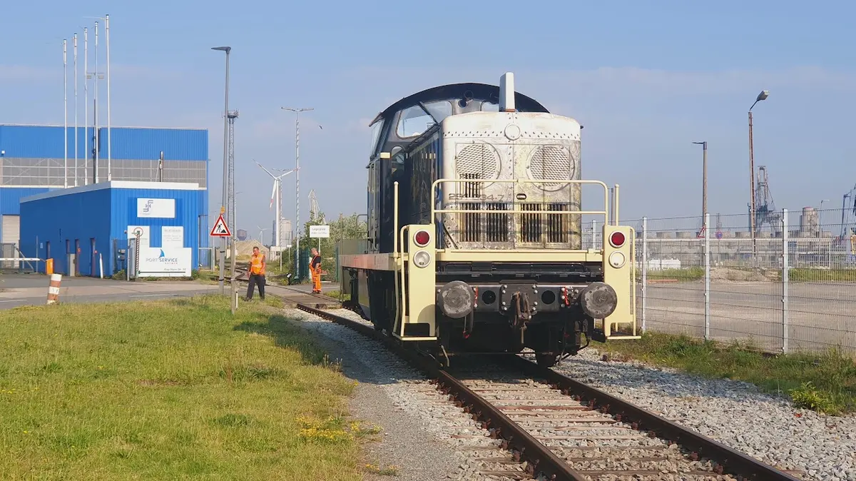 Lokomotive auf einer bestehenden Industriebahnanlage