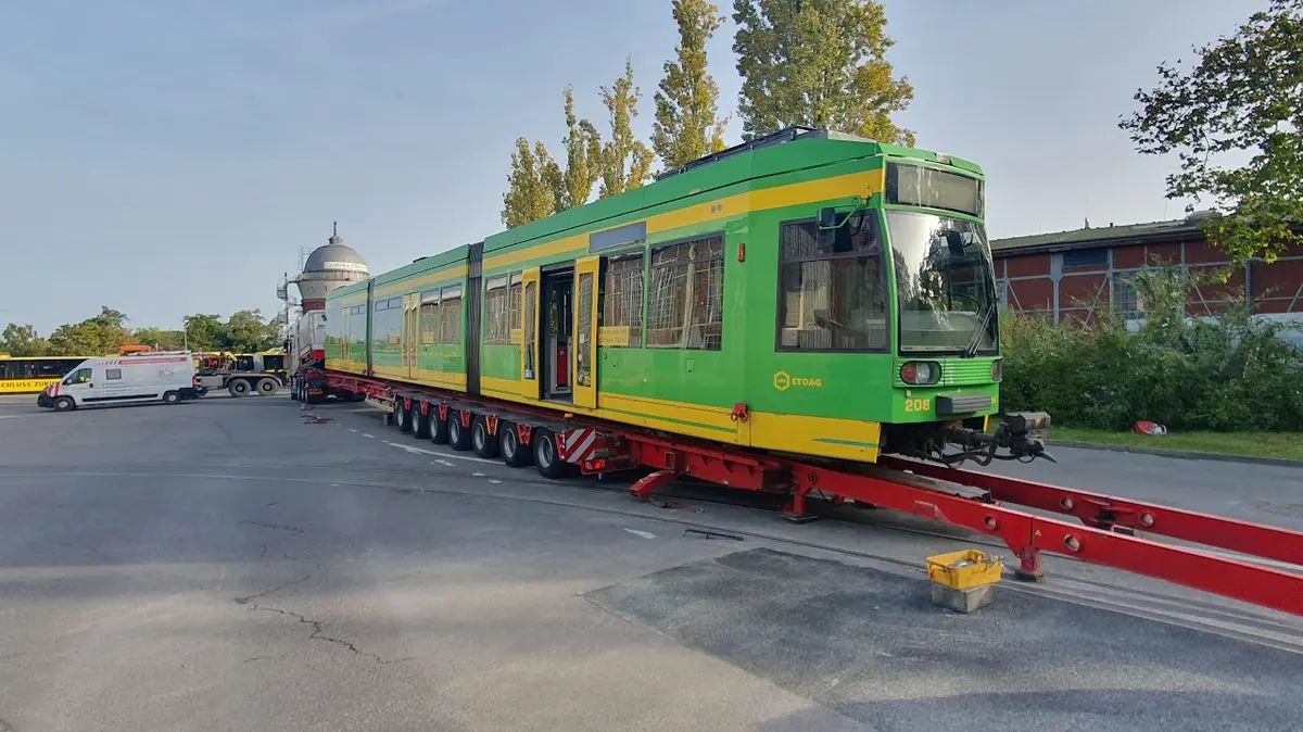 Straßenbahnfahrzeug während eines technischen Projekts