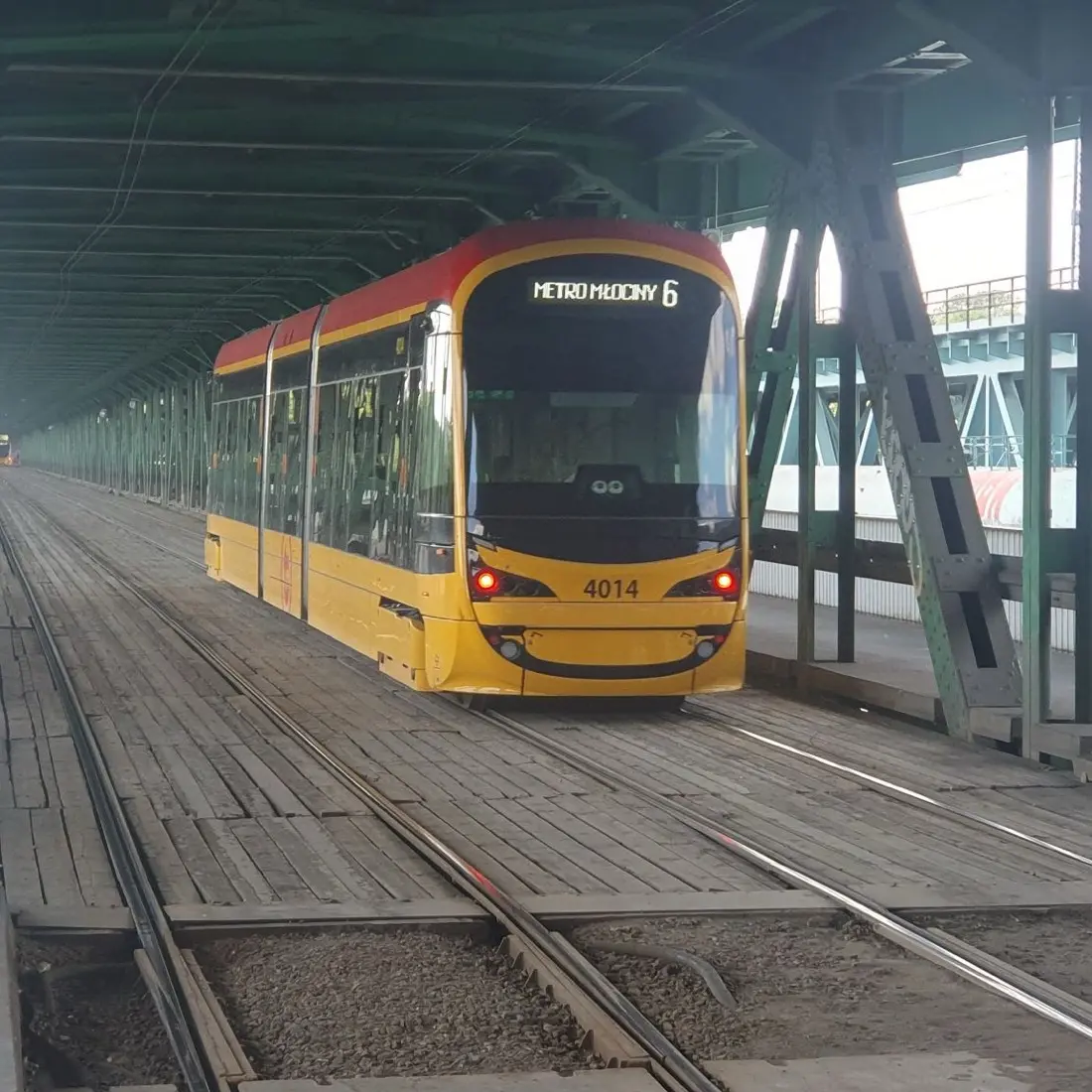 Straßenbahn auf einer urbanen Strecke
